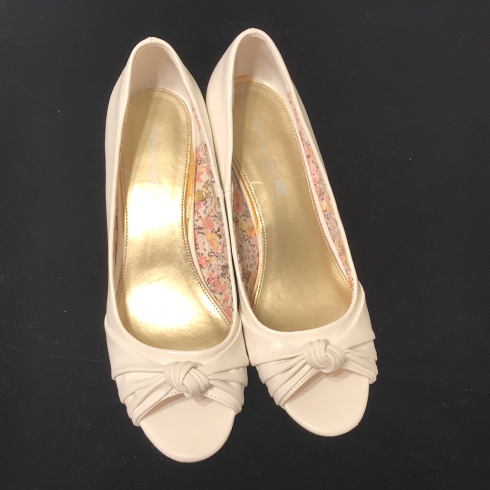 Warm white American Eagle bow kitten heel pumps